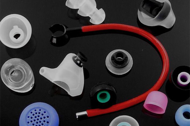 屬于橡塑行業(yè)，但是在一些B2B網(wǎng)站中選擇行業(yè)中，在化工行業(yè)中也是能找到硅膠制品的。
一般來說，硅膠按其性質(zhì)及組分可分為有機(jī)硅膠和無機(jī)硅膠兩大類。